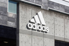 Adidas-Logo auf Gebäude 