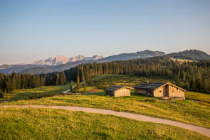Berglandschaft mit Hütten im Vordergrund 