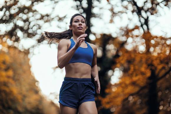 Joggerin im Wald 