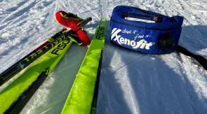 verschneite Landschaft, Xenofit-Tasche im Schnee 