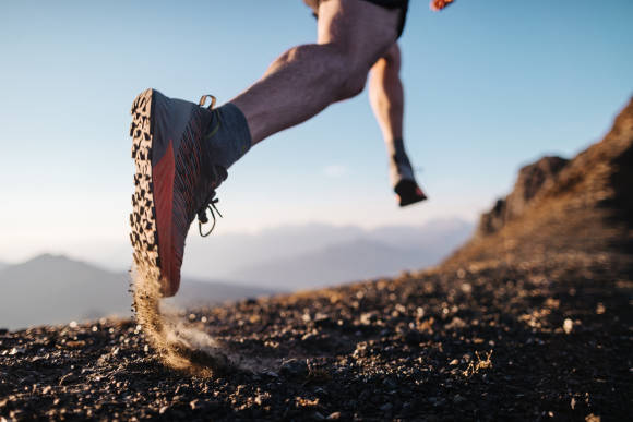 Detailbild von Läufer mit Trailrunning-Schuh