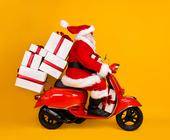 Weihnachtsmann auf Vespa mit Paketen