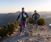 zwei Trailrunner in Gebirgslandschaft