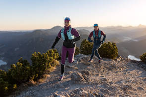 zwei Trailrunner in Gebirgslandschaft 