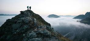 Zwei Personen auf einem Berg 