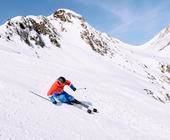 Skifahrer im Gebirge