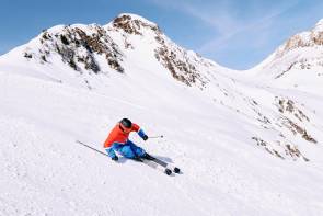 Skifahrer im Gebirge 