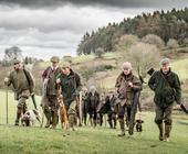 Gruppe von britisch gekleideten Jägern in Landschaft