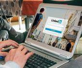 Nutzer vor Laptop-Display mit LinkedIn-Seite