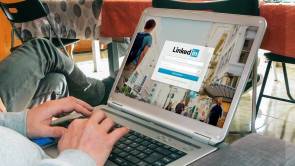 Nutzer vor Laptop-Display mit LinkedIn-Seite