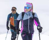 zwei Skitourengeher in Schneelandschaft