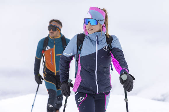 zwei Skitourengeher in Schneelandschaft 