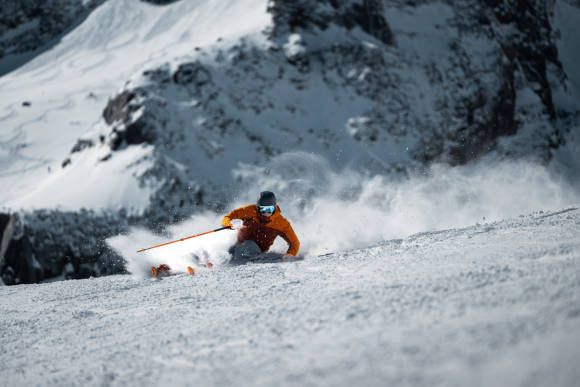 Skifahrer im Tiefschnee 