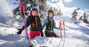 Zwei Kinder im Schnee 