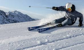 Skifahrer auf der Piste 