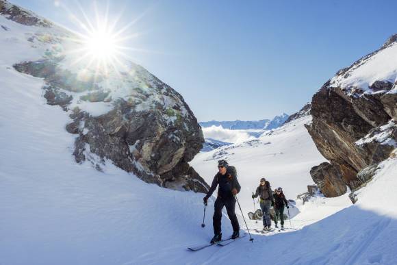 Skitourengeher im Gebirge 
