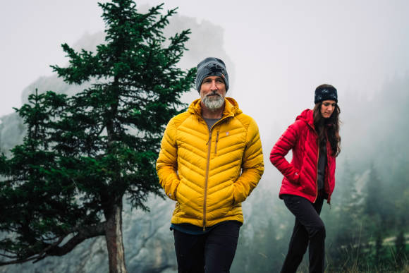 Mann und Frau im winterlichen Gebirge 