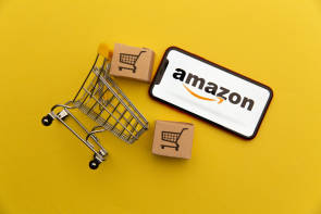 kleiner Einkaufswagen, Pakete, Amazon-Logo 