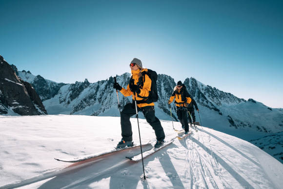 zwei Wintersportler in alpiner Schneelandschaft 