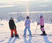 Kinder auf Ski im Schnee