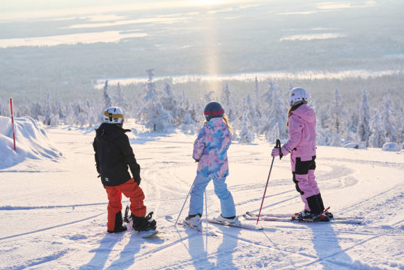 Kinder auf Ski im Schnee 