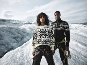 Frau und Mann mit Norweger-Pullis auf Eisscholle 