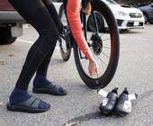 Fahrradfahrer wechselt Schuhe