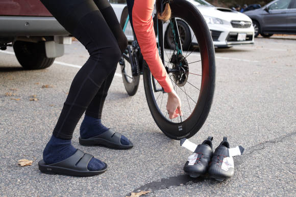 Fahrradfahrer wechselt Schuhe 