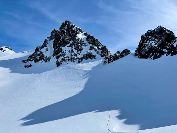 Gebirgslandschaft im Schnee, Skifahrer 