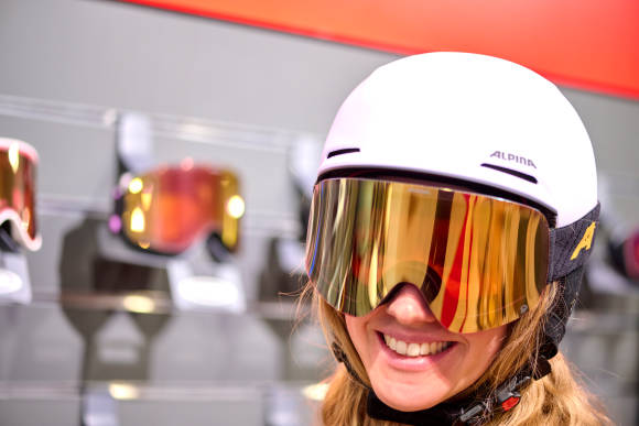 Frau mit Skihelm und Skibrille 