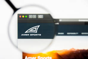 Lupe vergrößert Schriftzug Amer Sports auf Display