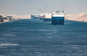 Frachtschiffe im Suezkanal 