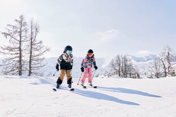 Kinder auf der Skipiste 