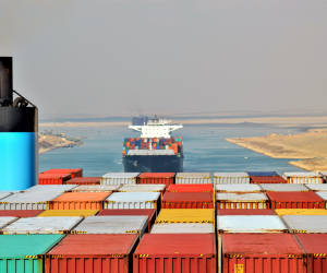 Containerschiff im Suezkanal