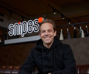 Dennis Schröder, Snipes-Logo im Hintergrund 