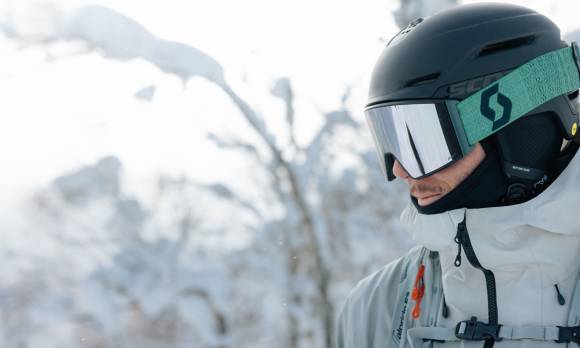 Ein Skifahrer mit Helm und Brille 