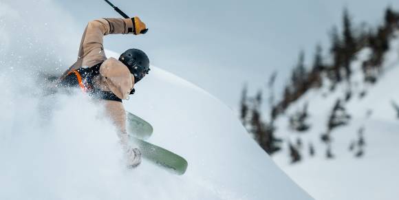 Skifahrer im Tiefschnee 