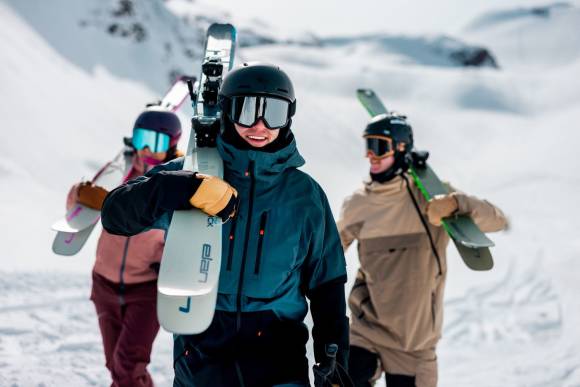 Drei Skifahrer in Ausrüstung von Elan