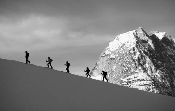 Gruppe von Skiwanderern auf Berggrat