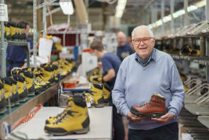 Emilio Zamberlan in der Produktionsstätte mit Schuhen 