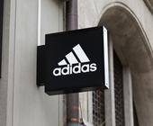 Adidas-Logo auf Hauswand