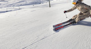 Eine skifahrende Person auf der Piste. 