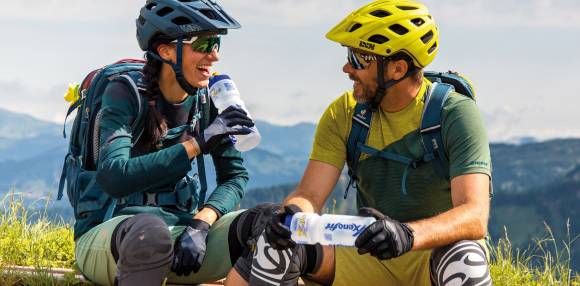 Zwei Sportler mit Xenofit Trinkflaschen 