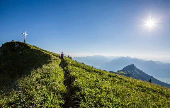 Wanderer auf grünem Berggrat