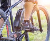 E-Bike Batterie und Bein auf Pedal 
