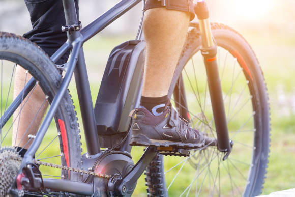 E-Bike Batterie und Bein auf Pedal  
