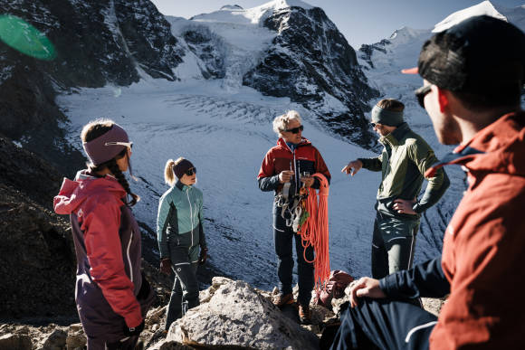 Bergsteiger mit Schnee und Gipfel im Hintergrund 