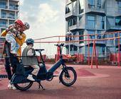 Mann mit Kindern und Cargobike