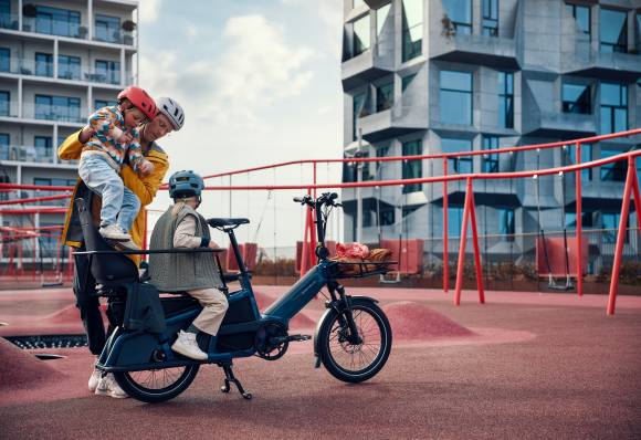 Mann mit Kindern und Cargobike 