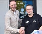 Ende April ist in Herrieden bei Ansbach der neue Teamshop89 Franken von Andreas Binder (re., mit Tobias Röschl, Vorstand Marketing & Vertrieb von Jako) eröffnet worden.